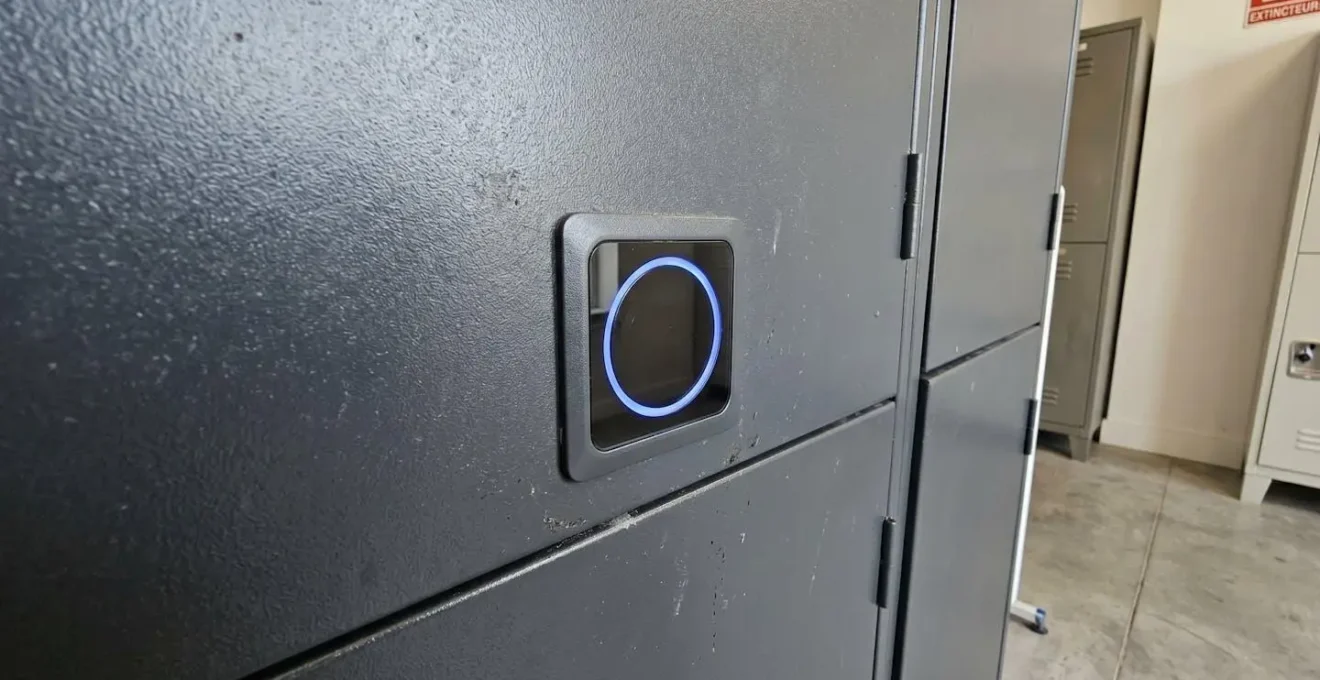 Gros plan sur un lecteur d'empreinte digitale moderne intégré à la porte d'une armoire métallique sécurisée